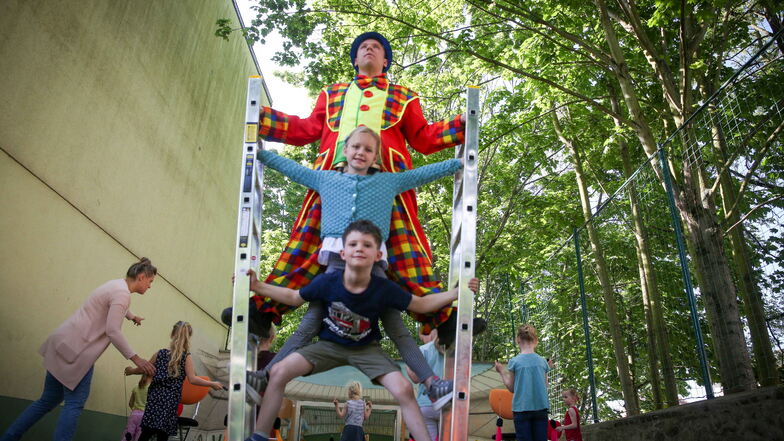 Felia und Arthur üben mit Clown Tomello Akrobatiknummern auf zwei Leitern für die große Festaufführung ein. Hier ist Balance gefragt.