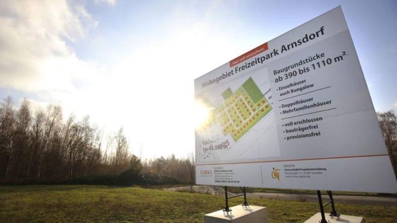 Die Nachfrage nach Grundstücken in Arnsdorf ist da. Deshalb entsteht hinter der ehemaligen Erlebnisgaststätte Jahre nach den ersten Planungen nun doch ein neues Wohngebiet.