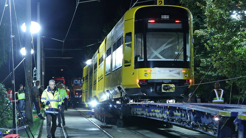 Die erste neue Straßenbahn wurde Mitte September mitten in der Nacht geliefert. Ein Schwerlasttransport brachte die 43 Meter lange Bahn vom Alstom-Werk (ehem. Bombardier) in Bautzen nach Dresden.