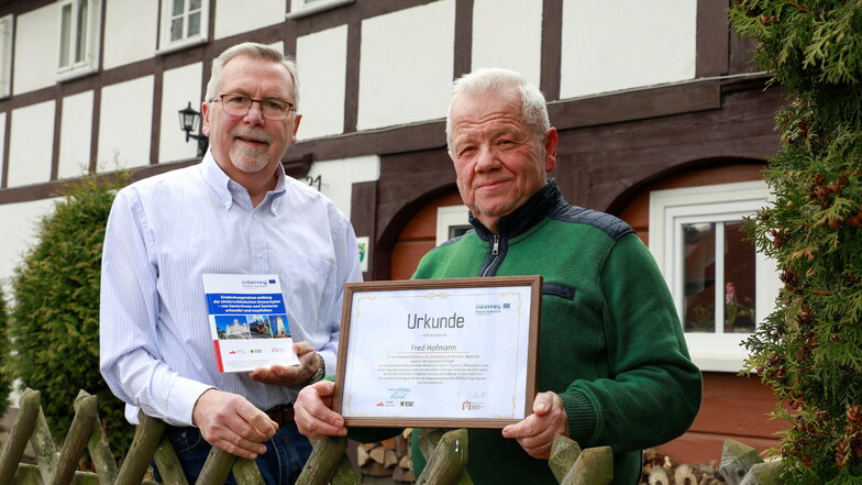 Dietrich Kowalski (links) und Fred Hofmann sind Senioren-Botschafter. Das bestätigt ein Zertifikat. Außerdem ist eine Broschüre entstanden, in der Interessenten viel Wissenswertes über die Grenzregion finden.