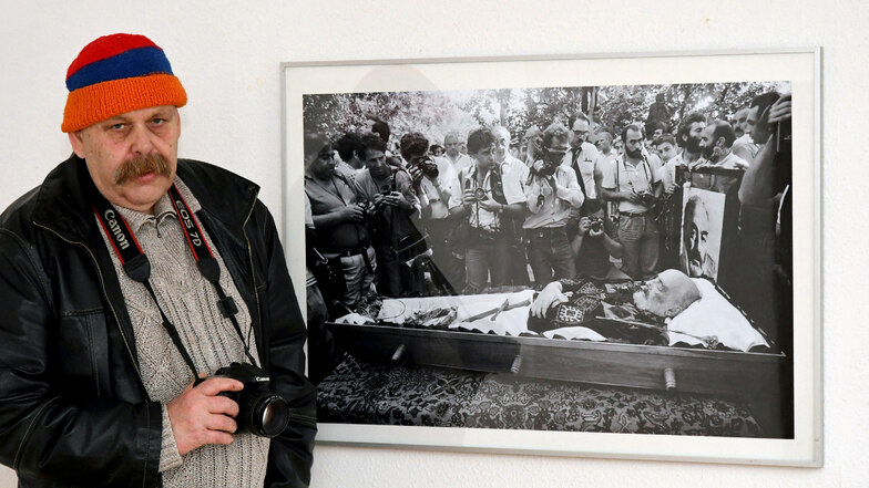 Kurator Holger Wendland mit dem Foto "Totenschau" von Yuri Mechitov im Einnehmerhaus Freital.
