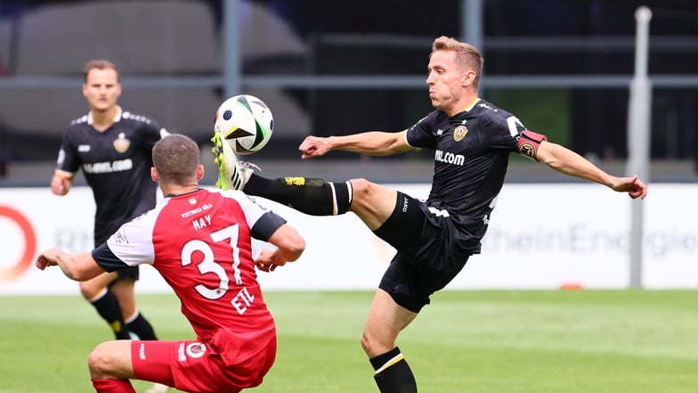 Hoch das Bein: Mit der Kapitänsbinde am Arm dirigiert Niklas Hauptmann das Spiel seiner Mannschaft in Köln.