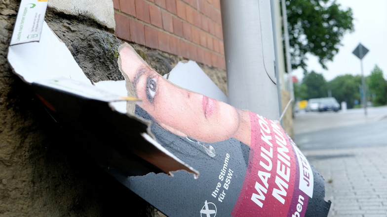 Ein abgerissenes Wahlplakat des Bündnis Sahra  Wagenknecht in der Meißner Fabrikstraße. Vom Plakatvandalismus sind aber alle Parteien betroffen.