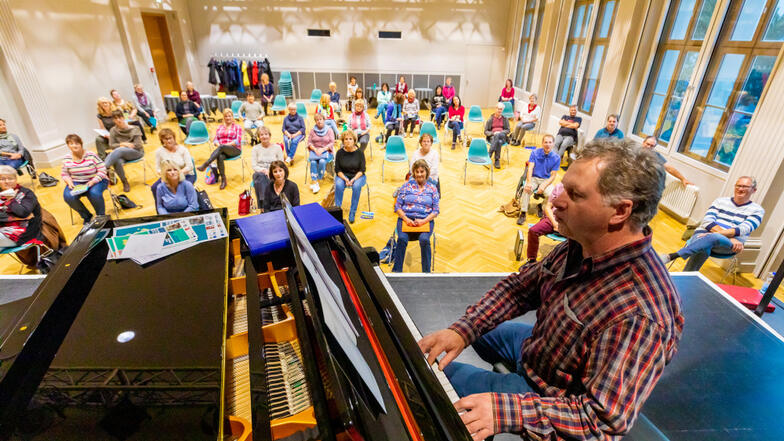 Der Bürgerchor Hoyerswerda bei einer Probe im Oktober 2020 im Großen Saal des Bürgerzentrums Hoyerswerda. Im Vordergrund ist der Chorleiter Andre Bischof zu sehen.