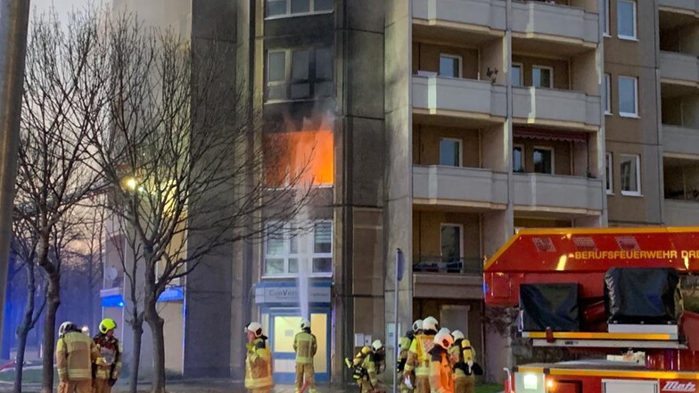 In einer Wohnung in der Alberstraße brannte es am Mittwochabend. Die Feuerwehr konnte die Flammen löschen, mehrere Personen wurden verletzt.