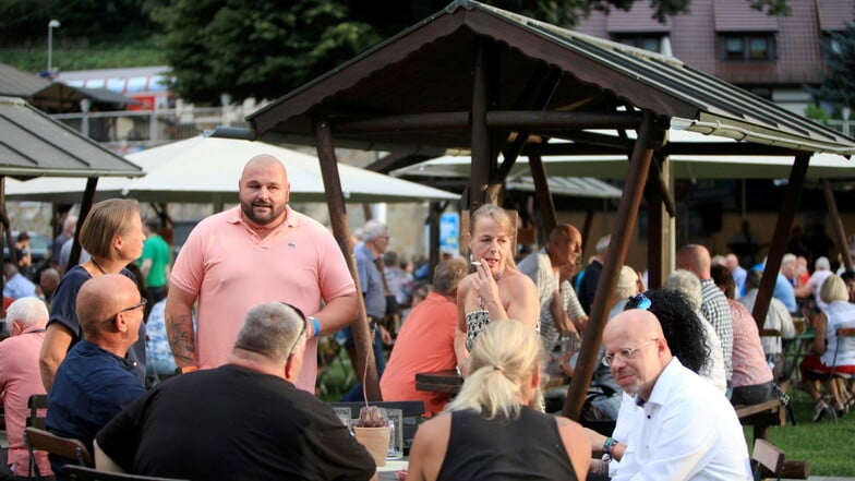 Trotz seiner entzogenen Parteimitgliedschaft besuchte im vergangenen Jahr Andreas Kalbitz (r.) das Sommerfest der AfD. Damals fand es noch im Biergarten Obervogelgesang statt.