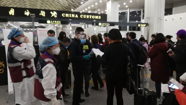 Am Chengdu-Shuangliu International Airport müssen die Fluggäste Angaben zu ihrem Gesundheitszustand machen. Auch hier wird die Körpertemperatur gemessen.