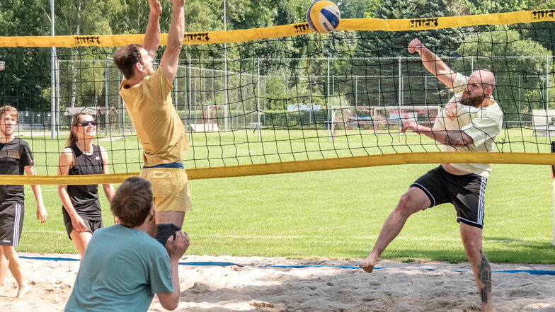 Auf dem Sandplatz am Lok-Stadion kämpften am Samstag beim Fairplay-Volleyballturnier fünf Teams um die Plätze.