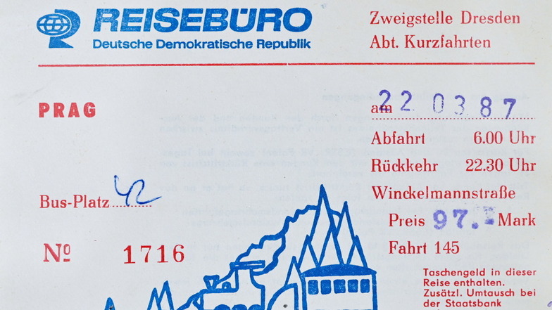 Eine Busfahrkarte für eine Kurzfahrt von Dresden nach Prag vom VEB Reisebüro der DDR aus dem Jahr 1987