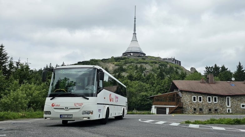 Den Sommer über konnten Ausflügler einen Linienbus für die Fahrt auf den Liberecer Hausberg Jeschken nutzen. Alternativ gab und gibt es einen Lift, der ist aber teurer.