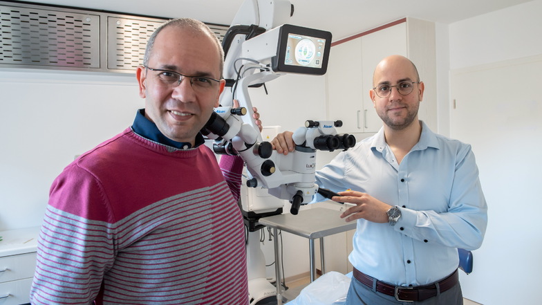 Dr. Abdelwahhab Azzawi (li.) und sein Bruder Thabet Azzawi in der Großenhainer Augenarztpraxis: Seit Monatsbeginn werden hier auch diverse Augenoperationen durchgeführt.