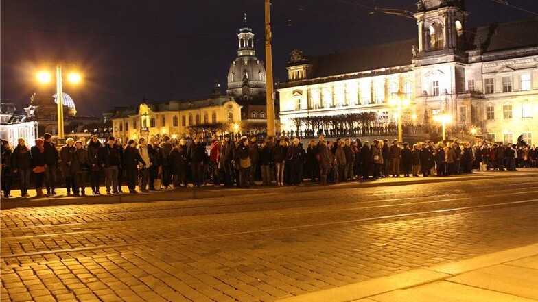 Um 18 Uhr schloss sich dann die Menschenkette um Dresdens Innenstadt.