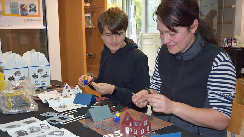 Klaudia Müller und ihr Sohn hatten am Freitag in der Reimann-Stadtbibliothek Freude am Plastmodellbau.