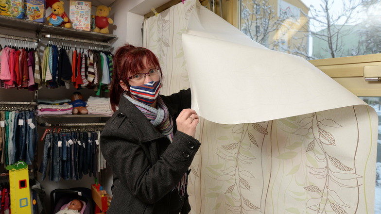 Ladeninhaberin Corina Friedrich verhüllt das Schaufenster in ihrem Geschäft "Dreikäsehoch". Sie ist die Initiatorin der Händleraktion "Ohne uns wird es leer in Niesky".
