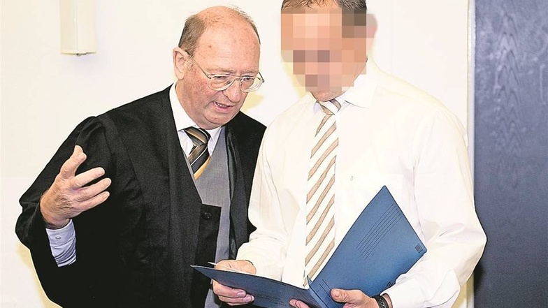 Seit gestern muss sich der Angeklagte, hier mit seinem Verteidiger Bernd Lehmann, vor dem Landgericht in Dresden verantworten. Foto: Robert Michael