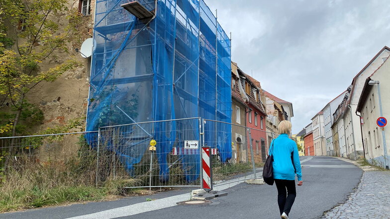 Ein Gerüst sichert das Haus an der Äußeren Zittauer Straße 16 in Löbau. Die Stadt will es abreißen. Doch die Nachbargebäude sehen nicht viel besser aus.