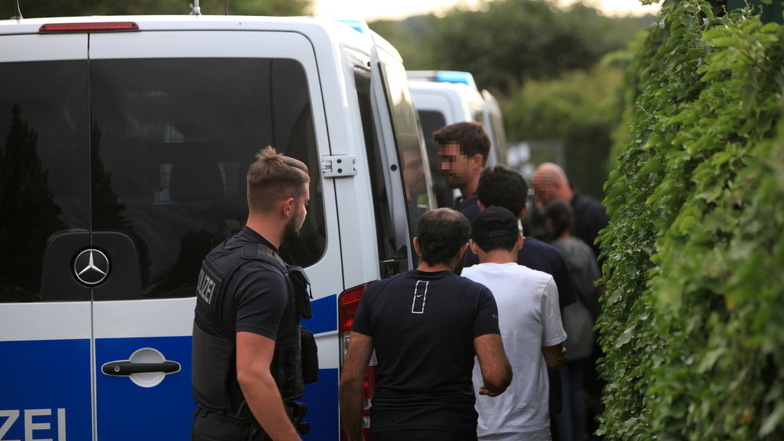Die Bundespolizei hat am Sonntag in Pirna eine Gruppe illegal eingereister Flüchtlinge aufgegriffen.