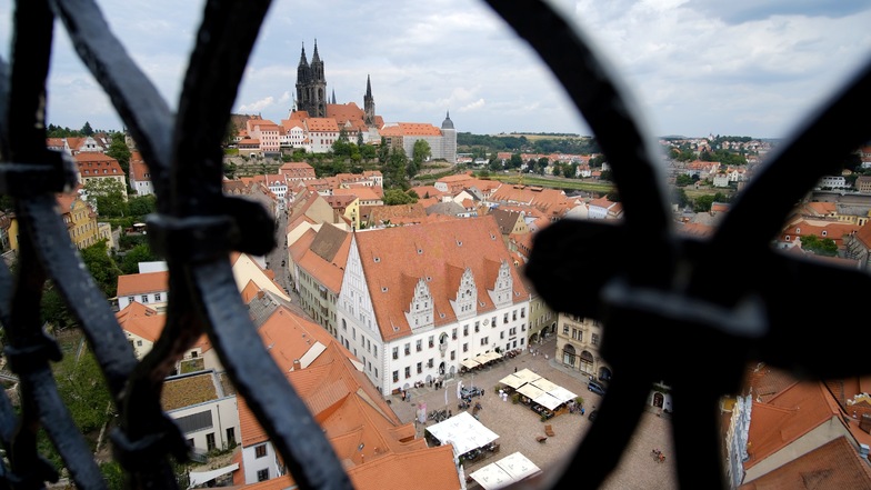 Blick aufs historische Rathaus Meißens von der Frauenkirche aus fotografiert.
