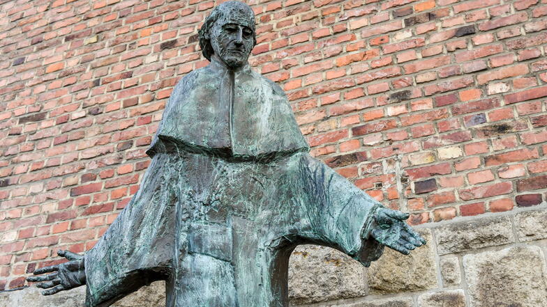Der erst 1963 heiliggesprochene Vinzenz Pallotti ist der Namensgeber des Pallottiner-Ordens. Diese Statue steht vor der Sankt-Marien-Kirche in Limburg.