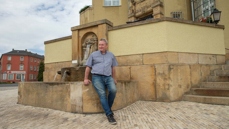 Uwe Dressler (parteilos) vor dem Rathaus in Heidenau. Der ehemalige CDU-Lokalpolitiker will sich für das Bürgermeisteramt in Heidenau bewerben.