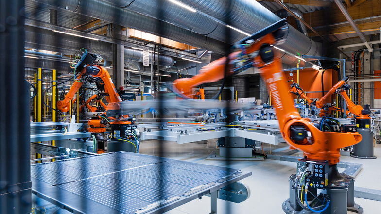 Automatische Produktion: Bei Solarwatt schwenken Roboterarme die Glasplatten, auf denen die Siliziumscheiben zur Strom-Erzeugung liegen.