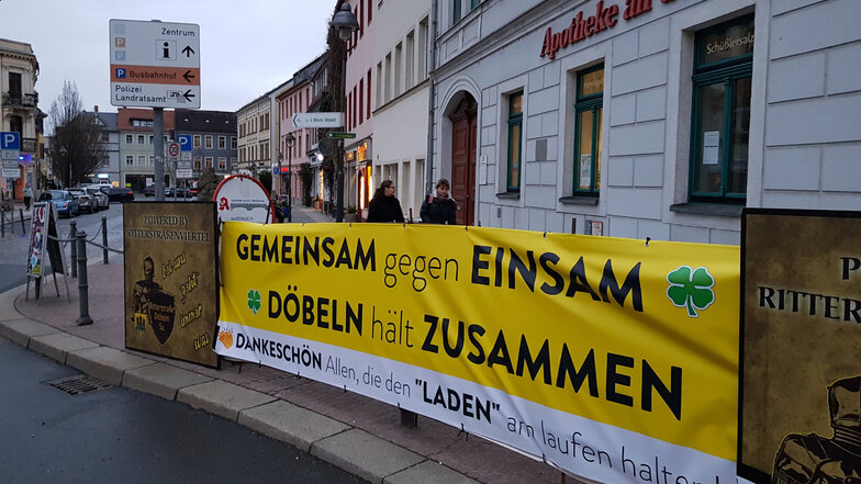 Vor der Apotheke an der Oberbrücke hat Sven Weißflog ein Banner angebracht, das den Döbelnern Mut machen soll. Foto: Dietmar Thomas