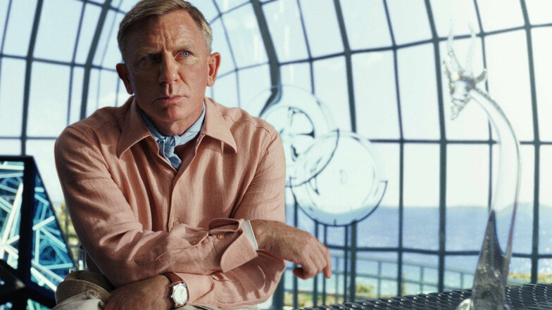Daniel Craig hat nach seinem Abschied von James Bond eine neue Berufung gefunden - als Privatdetektiv Benoit Blanc. In der Krimifortsetzung "Glass Onion: A Knives Out Mystery" ermittelt er auf der Privatinsel eines zwielichtigen Milliardärs.