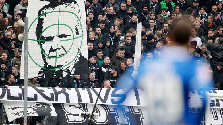 Dietmar Hopp, Hoffenheims Vereinsmäzen, wird seit einigen Wochen von Fußball-Fans mit Plakaten und Hass-Botschaften attackiert. Torwart Philipp Pentke hat dazu eine klare Meinung.