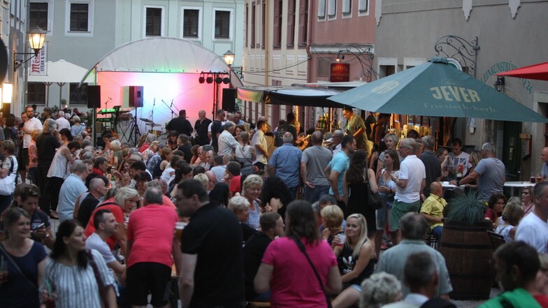 Stadtfest-Besucher haben es sich vor dem spanischen Tapas-Restaurant Malaga an der Niederen Burgstraße gemütlich gemacht.