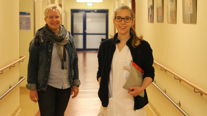 Stephanie Kogler (rechts) will als Pflegefachkraft am Fachkrankenhaus Bethanien in Hochweitzschen arbeiten. Pflegedirektorin Petra Hundrieser freut sich über den Zuwachs.