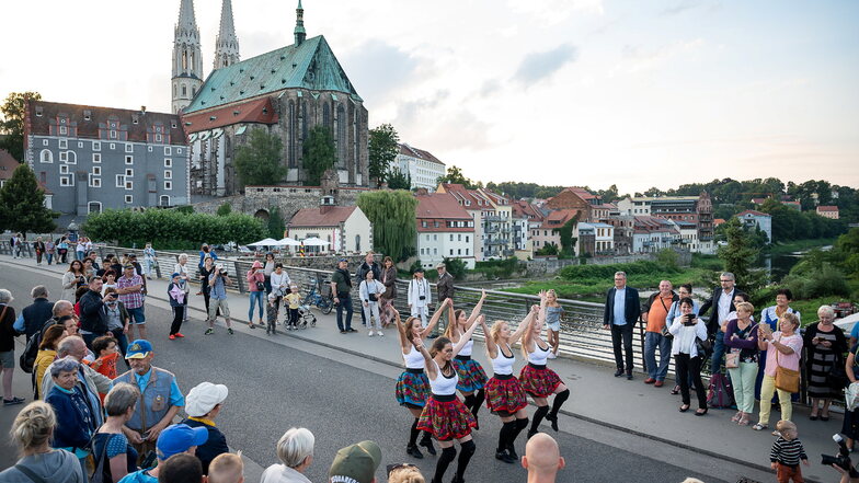 Auch eine polnische Cheerleader-Tanzgruppe tanzt bei der Auftaktveranstaltung des Oberlausitztages auf der Altstadtbrücke.