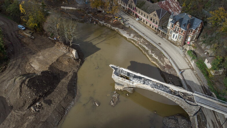 Die von der Flut zerstörte Eisenbahnbrücke über dem Fluss Ahr in Altenahr. Auch Monate nach der Flutkatastrophe kehrt das Alltagsleben in die zerstörten Orte im Ahrtal nur sehr zögerlich zurück.