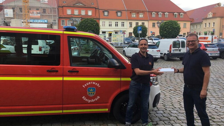 Königsbrücks Bürgermeister Heiko Driesnack (r.) überreichte dem Feuerwehrchef zum neuen Auto auch gleich noch ein I-Pad.
