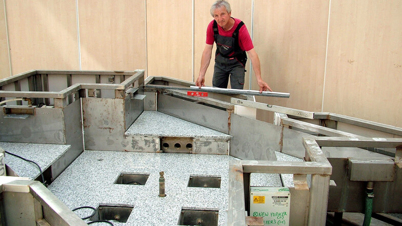 Ronny Klinger ist seit 37 Jahren Fliesenleger – aber er kann weit, weit mehr als eben das.
Siehe seine Aufgabe am Lausitz-Center-Brunnen, an dem er hier gerade Maß nimmt für eine Verblend-Leiste.