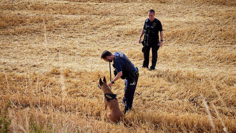 Auf der Spur des Schleusers: Mithilfe eines Fährtenhunds der Landespolizei konnte der Flüchtige schließlich gestellt werden.