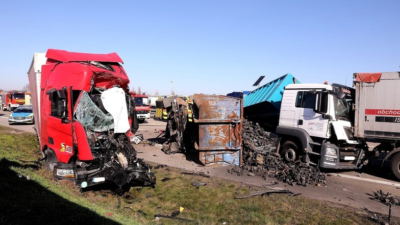 Bei einem schweren Unfall zwischen drei Lastern auf der A4 bei Dresden gab es am Dienstagvormittag ein Todesopfer.