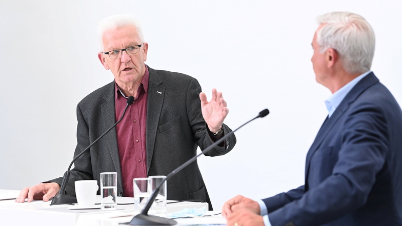 Winfried Kretschmann (l, Bündnis 90/Die Grünen), Ministerpräsident von Baden-Württemberg und Thomas Strobl (r, CDU), Innenminister von Baden-Württemberg sprechen über die Fortsetzung der Koalition von Grünen und CDU.
