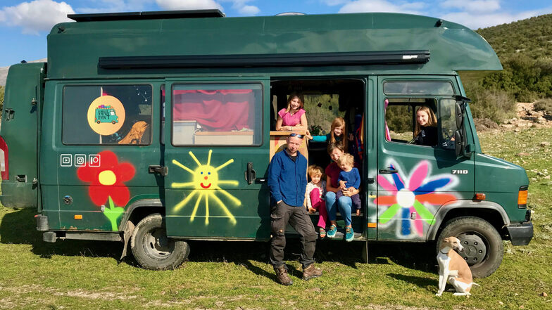 Tino und Verena Pätzold reisen mit ihren fünf Kindern Lena (14), Anne (12), Julie (9), Madita (4) und Kalle (2) sowie Hund Eddy (5) in einem alten Polizei-Bus.