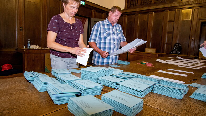 Auszählung der Briefwahl-Stimmen im Rathaus Döbeln.