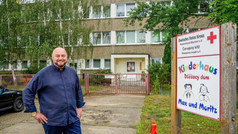 Das Kinderhaus in Neschwitz ist seit Jahren renovierungsbedürftig, jetzt hat die Gemeinde Förderung für einen Neubau beantragt. Bürgermeister Gerd Schuster hofft auf einen positiven Bescheid.