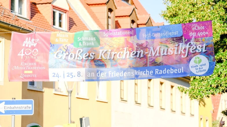 So bunt wie das Banner soll auch das Kirchen-Musikfest in Radebeul werden.