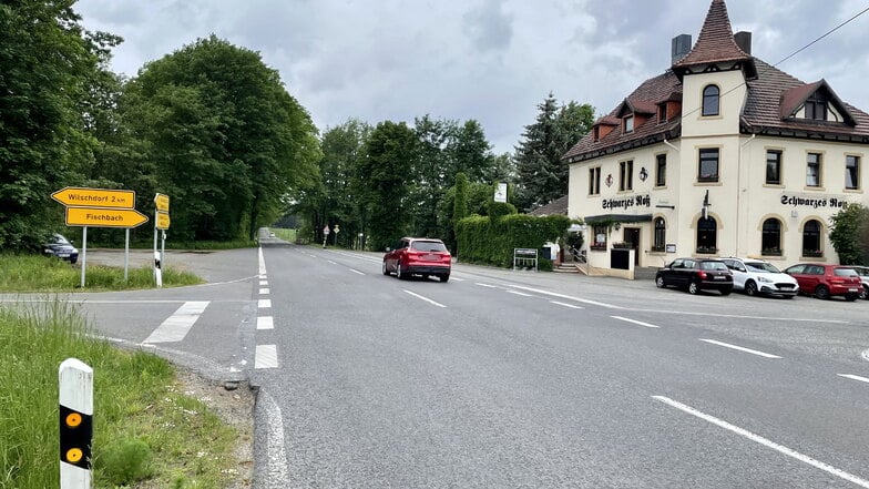 Blick auf die B6 bei Fischbach. Auf der Straße sind im August vier Menschen bei einem Unfall ums Leben gekommen.