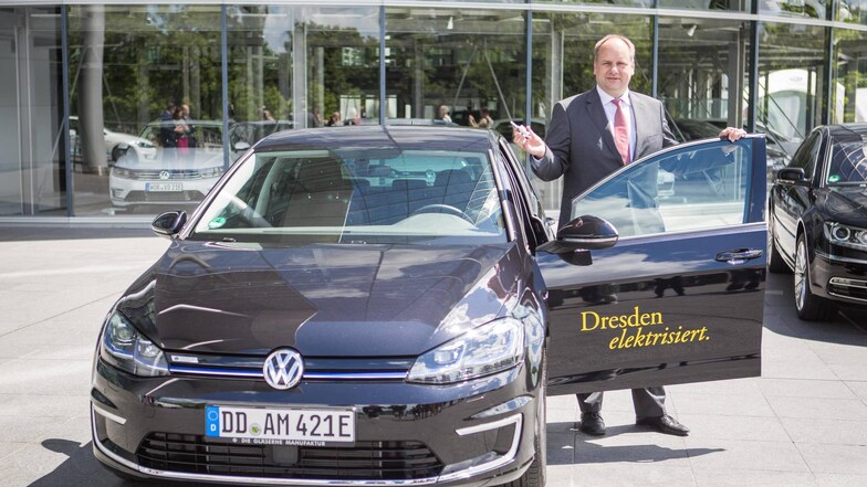 2017: Oberbürgermeister Dirk Hilbert mit seinem neuen E-Golf.