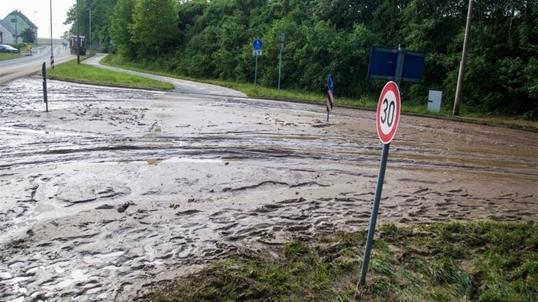Auch in Lehndorf wurde die S 100 von einer Nebenstraße aus mit ganz viel Schlamm geflutet.