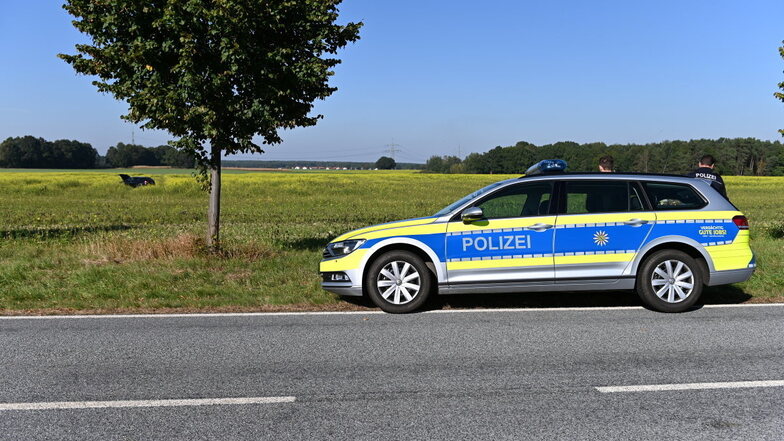 Am Sonntagmittag wollten Polizeibeamte den Audi-Fahrer kontrollieren und konnten ihn wenig später in einem Feld stellen.