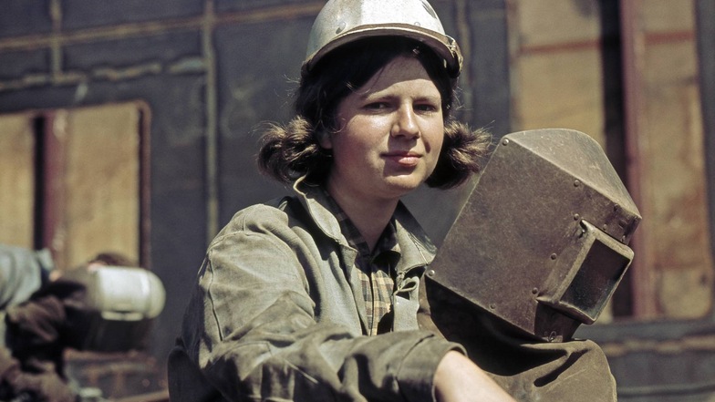 Junge Schweißerin bei der Arbeit im VEB Warnowwerft Warnemuende, dem größten Werftbetrieb der DDR, im Jahr 1969.