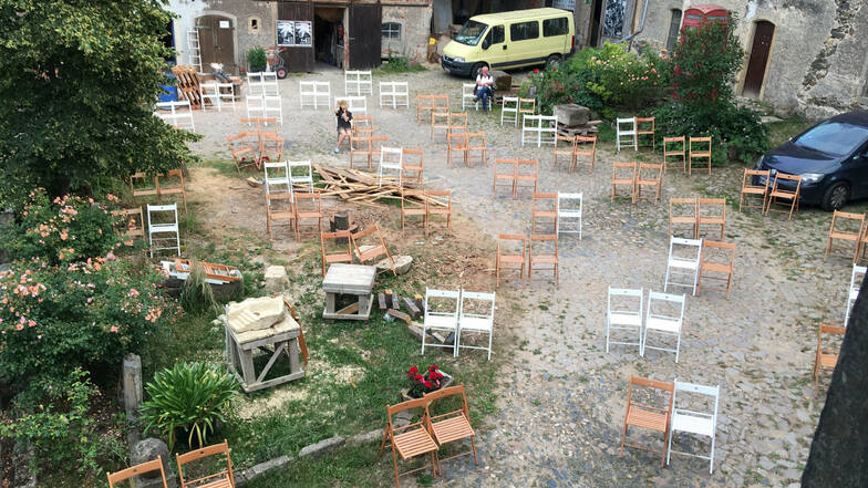 Noch sind die Stühle leer, aber nicht mehr lange: Das Wohnkulturgut Gostewitz bereitet sich auf zwei ausverkaufte Vorstellungen vor.