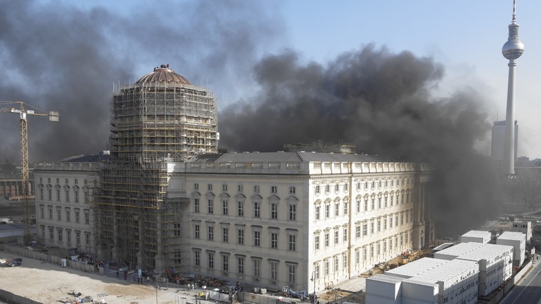 Durch die Explosion war das Humboldt Forum in schwarzen Rauch gehüllt.