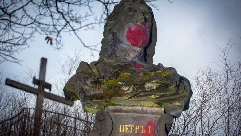 Zar Peter der Große war einer der ersten russischen Prominenten, die nach Karlsbad kamen. Sein Denkmal am Stadtrand ist heute beschmiert, als Protest gegen den Krieg in der Ukraine.