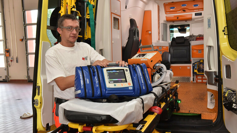 Vor jedem Dienstantritt wird der Rettungswagen durchgecheckt. Hier prüft Rettungsassistent Robert Rudolph das tragbare EKG-Gerät auf Einsatzbereitschaft.